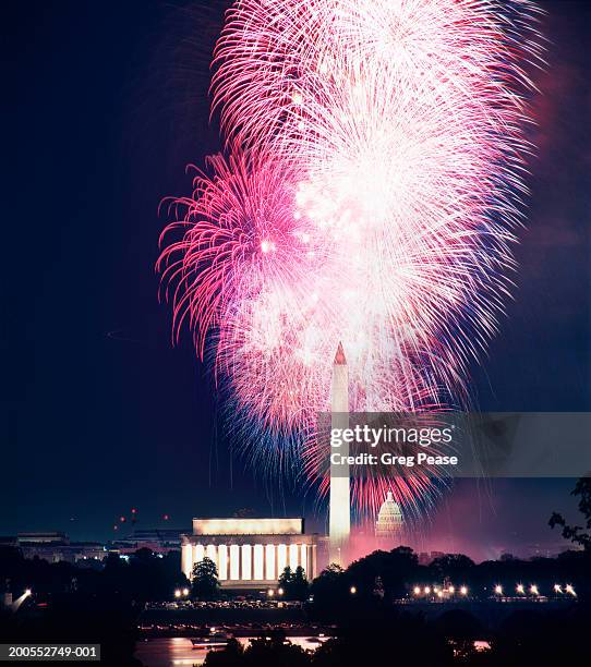 fourth of july fireworks over washington monument - washington monument washington dc stock-fotos und bilder