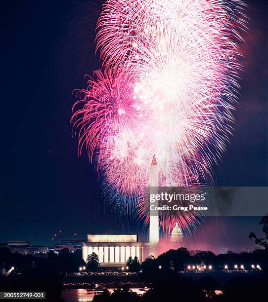 fourth of july fireworks over washington monument - washington monument   dc bildbanksfoton och bilder
