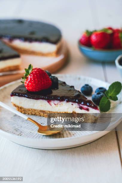 deliziosa cheesecake fatta in casa senza cottura con mirtilli freschi e fragole. - torta di ricotta foto e immagini stock