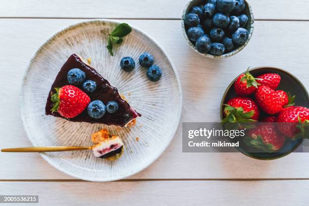 delicious homemade no bake cheesecake with fresh blueberry and strawberry. - convenience chocolate stock pictures, royalty-free photos & images