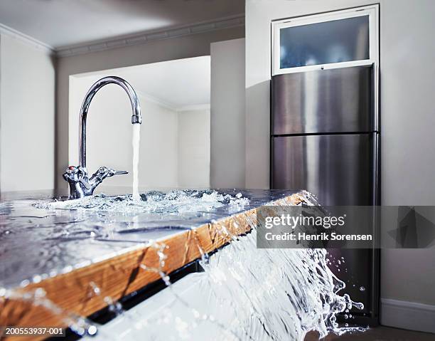 water overflowing in kitchen sink - overflowing fotografías e imágenes de stock