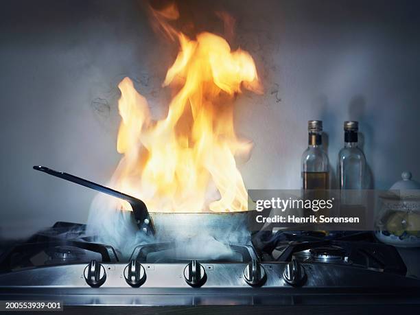 burning frying pan in kitchen - sartenes fotografías e imágenes de stock