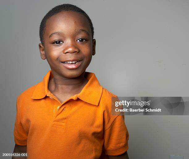 boy (4-5) smiling, portrait, close-up - smiling boy in tshirt stockfoto's en -beelden