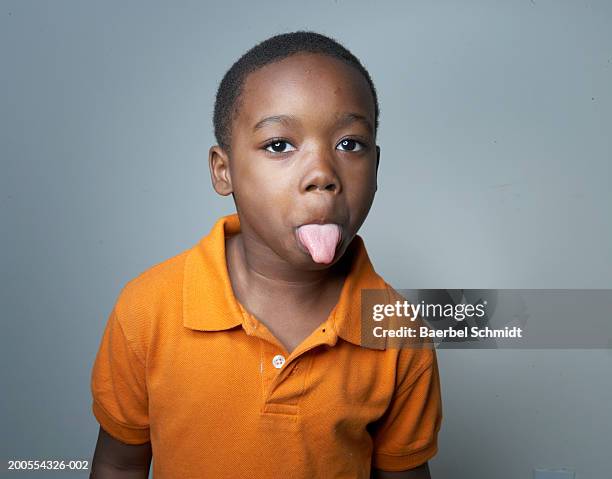 boy (4-5) showing tongue, portrait, close-up - mensentong stockfoto's en -beelden