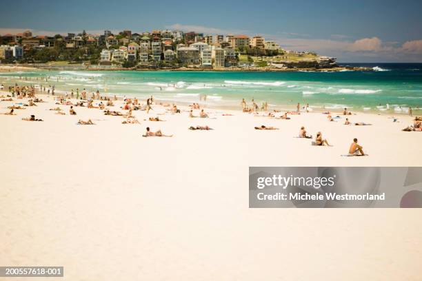 australia, sydney, bondi beach, people relaxing - bondi stock pictures, royalty-free photos & images