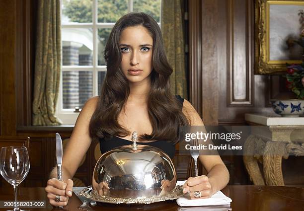 young woman sitting at dining table, portrait - savoir vivre à table photos et images de collection
