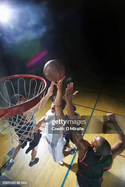 basketball player doing lay-up against defenders - atirar ao cesto imagens e fotografias de stock