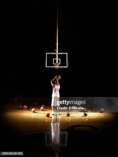 basketball player shooting free throw - tiro libre encestar fotografías e imágenes de stock