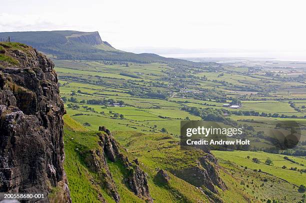 mountains and hills around magilligan with lough foyle in distance - londonderry - fotografias e filmes do acervo