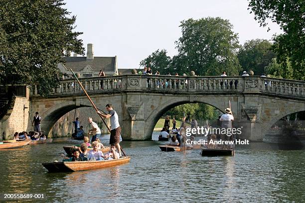 uk, england, cambridge, people punting on river cam near kings college - andando de chalana - fotografias e filmes do acervo