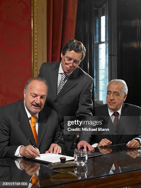 Signing Official Document Photos et images de collection - Getty Images