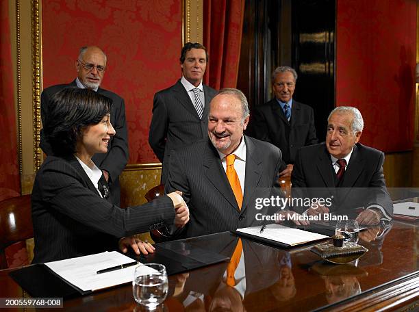 politicians shaking hands at conference table, smiling - político fotografías e imágenes de stock