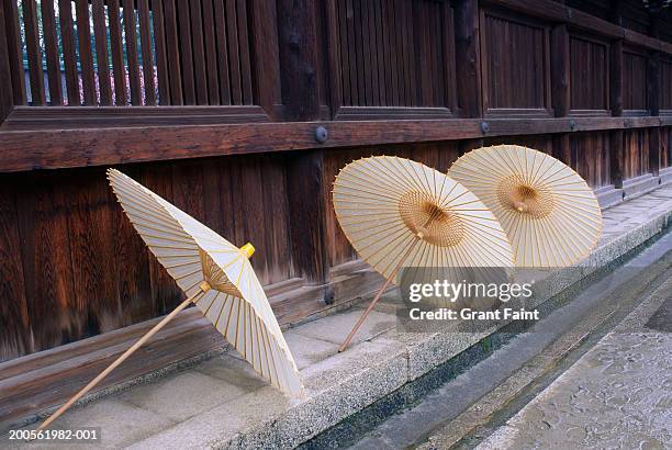 japan, kyoto, shinto priest's paper umbrellas drying from rain - papierschirm stock-fotos und bilder