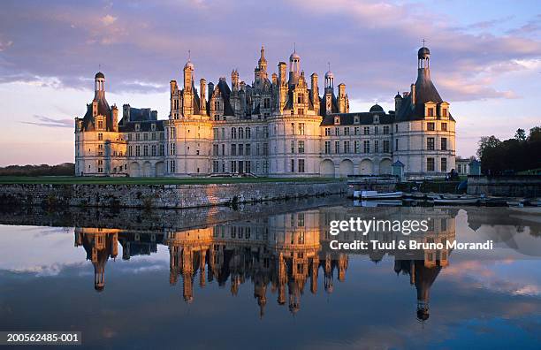 france, loir and cher, chambord castle reflected in lake - castelo de chambord - fotografias e filmes do acervo