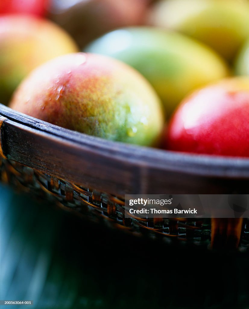Mangoes in bowl, differential focus