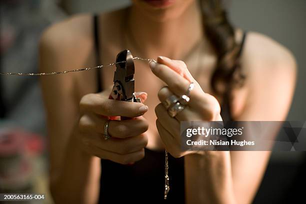 female jeweller cutting chain with pincers, close-up - jeweller fotografías e imágenes de stock