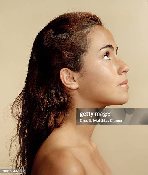 teenage girl (16-17) of hispanic descent,looking up,close-up,side view - capelli lunghi foto e immagini stock