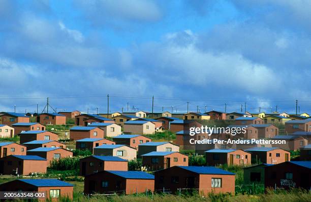 south africa, johannesburg, soweto, colourful houses - soweto fotografías e imágenes de stock