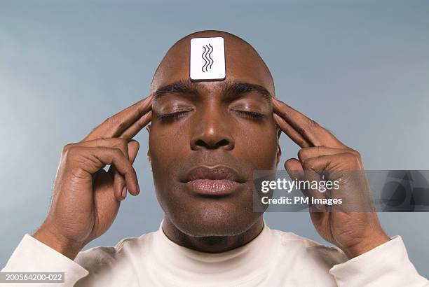 man with esp test card (zener card) on forehead, eyes closed, close-up - telepathy 個照片及圖片檔