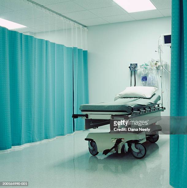 empty hospital bed - hospital gurney fotografías e imágenes de stock