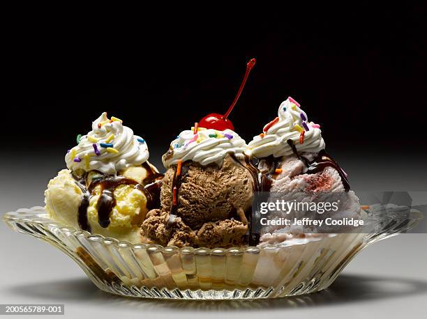 banana split, close-up - ice cream sundae stockfoto's en -beelden