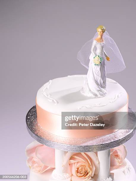 lone bride figure on wedding cake - wedding cake figurine photos et images de collection