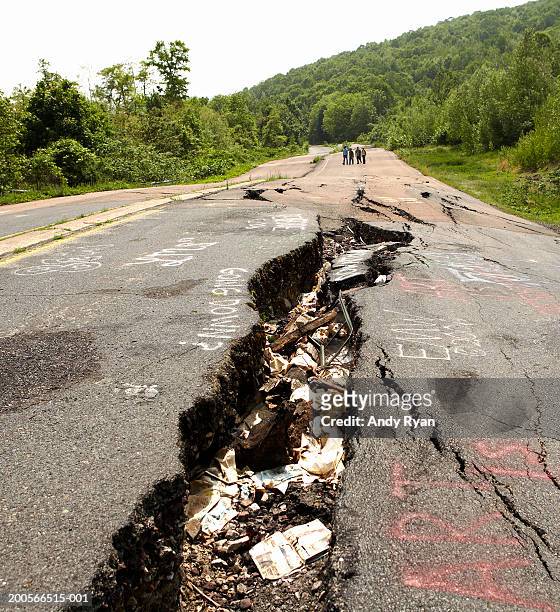 large cracks in road after earthquake - 地割れ ストックフォトと画像