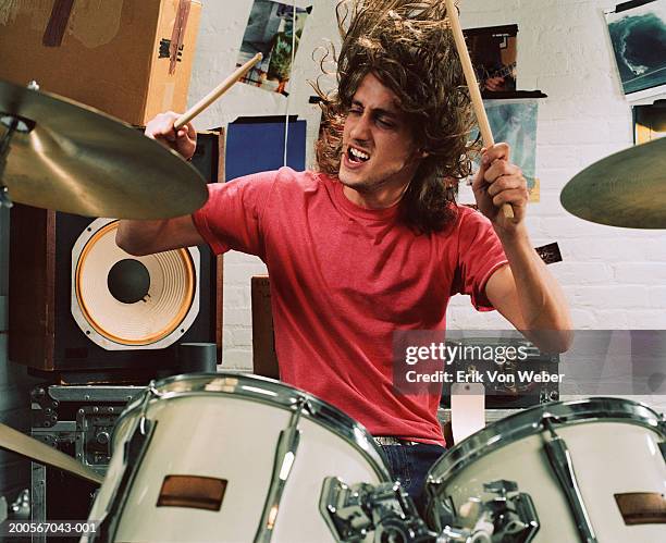 young man playing drums, front view - drum photos et images de collection