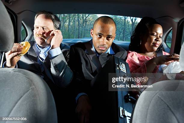 businessmen and woman commuting in pool car - gedeelde mobiliteit stockfoto's en -beelden