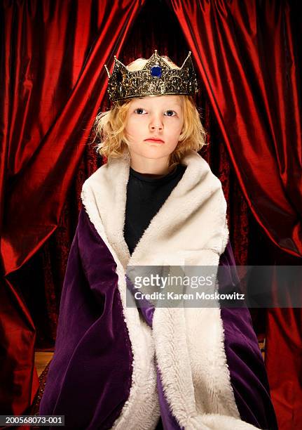 boy (4-7) in king's costume - könig königliche persönlichkeit stock-fotos und bilder