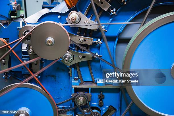 automated manufacturing machinery in factory, close-up - maquinaria de fábrica fotografías e imágenes de stock