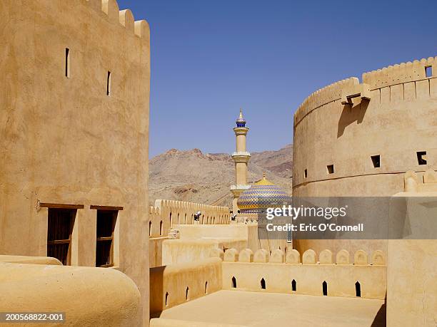 oman, fortress at nizwa - nizwa fotografías e imágenes de stock