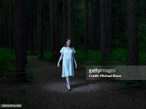 young woman walking in forest - confused woman stockfoto's en -beelden