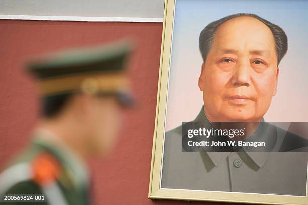 china, beijing, forbidden city, policeman and painting of mao tse tung - mao tse tung fotografías e imágenes de stock