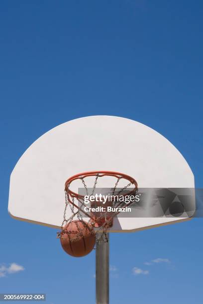 basketball falling through hoop - basketball hoop stockfoto's en -beelden