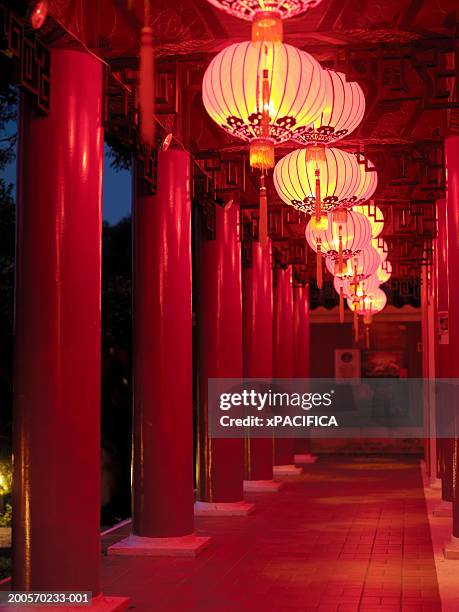 illuminated chinese lanterns, chinese gardens, singapore - classical chinese garden fotografías e imágenes de stock