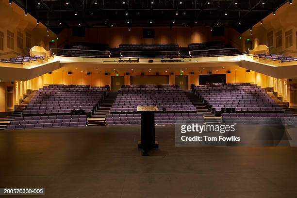 empty illuminated auditorium - auditorio foto e immagini stock