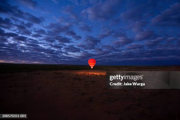 hot air balloon, dawn, alice springs, australia - hot air balloon australia stockfoto's en -beelden