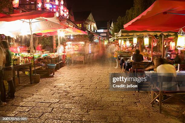 food vendors at street market at night - yunnan stock-fotos und bilder