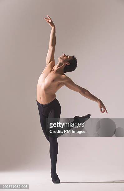 man practising ballet pose, looking up - bale imagens e fotografias de stock