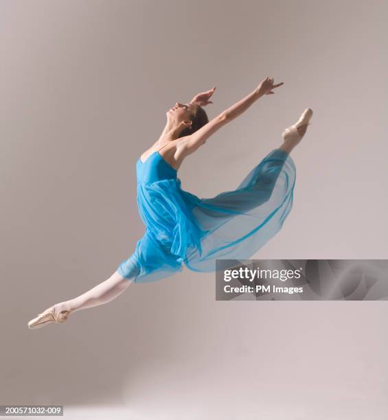 female ballet dancer jumping in air - bale imagens e fotografias de stock