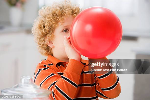 boy (4-5) blowing up balloon, close-up - soprando - fotografias e filmes do acervo