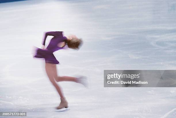 female ice skater spinning on ice - patinaje artístico fotografías e imágenes de stock
