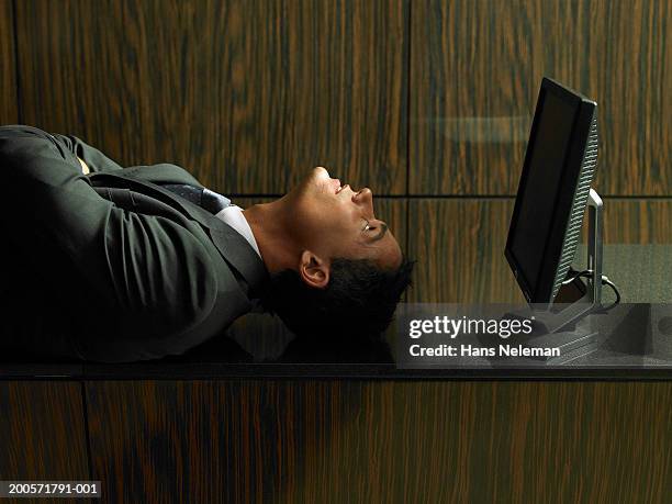 Man Looking At Computer Man Looking At Their Computer Screen In Frustration Photos and Premium ...