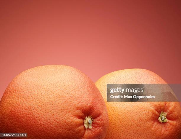 pair of blood oranges - bloedsinaasappel stockfoto's en -beelden