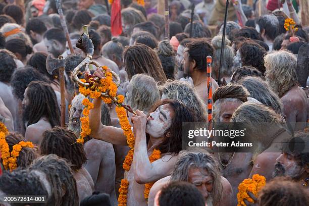 india,allahabad,kumbh mela festival,naga sadhus returning from bathing - kumbh mela prayagraj - fotografias e filmes do acervo