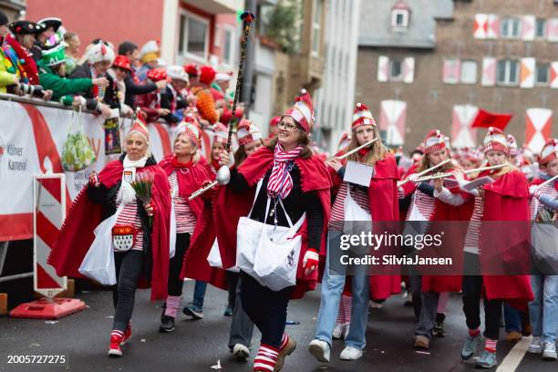 karnevalsumzug in köln - karneval feier stock-fotos und bilder