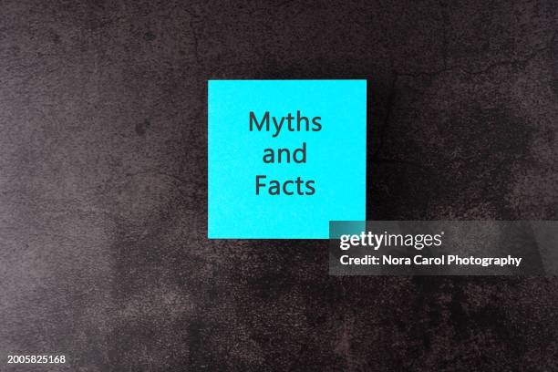 myths and facts text on adhesive note - sincere chat stockfoto's en -beelden