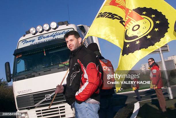 Un chauffeur routier participe au blocage, le 25 novembre 2002, des ronds points aux sorties de Rennes, en application d'un mot d'ordre d'action...