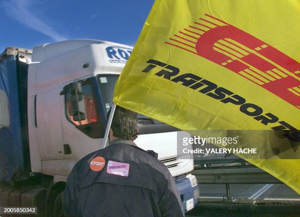 Un chauffeur routier participe au blocage, le 25 novembre 2002, des ronds points aux sorties de Rennes, en application d'un mot d'ordre d'action...